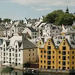 Large With Sea View And Parking Appartement