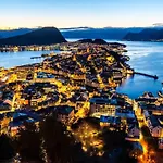 Large With Sea View And Parking Ålesund