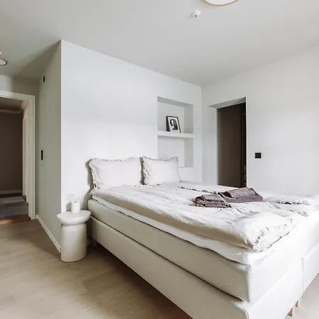 Large With Sea View And Parking Appartement *