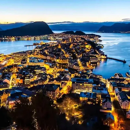 Large With Sea View And Parking Ålesund